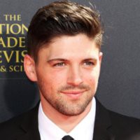 Robert Adamson (Noah Newman) quitte les Feux de l'Amour