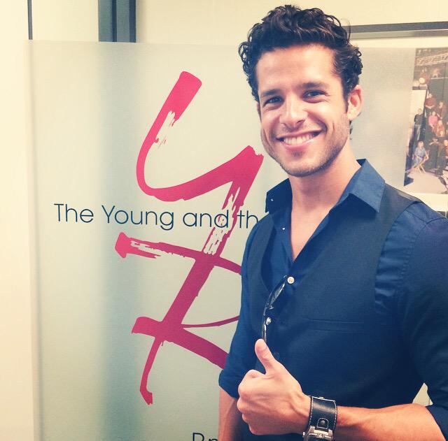 Miles Gaston Villanueva devant le logo de 'The Young & The Restless'