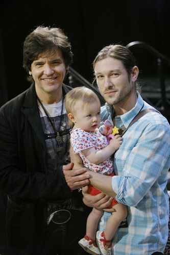 Danny Sr, Danny Jr (Michael Damian) et Lucie, sa fille