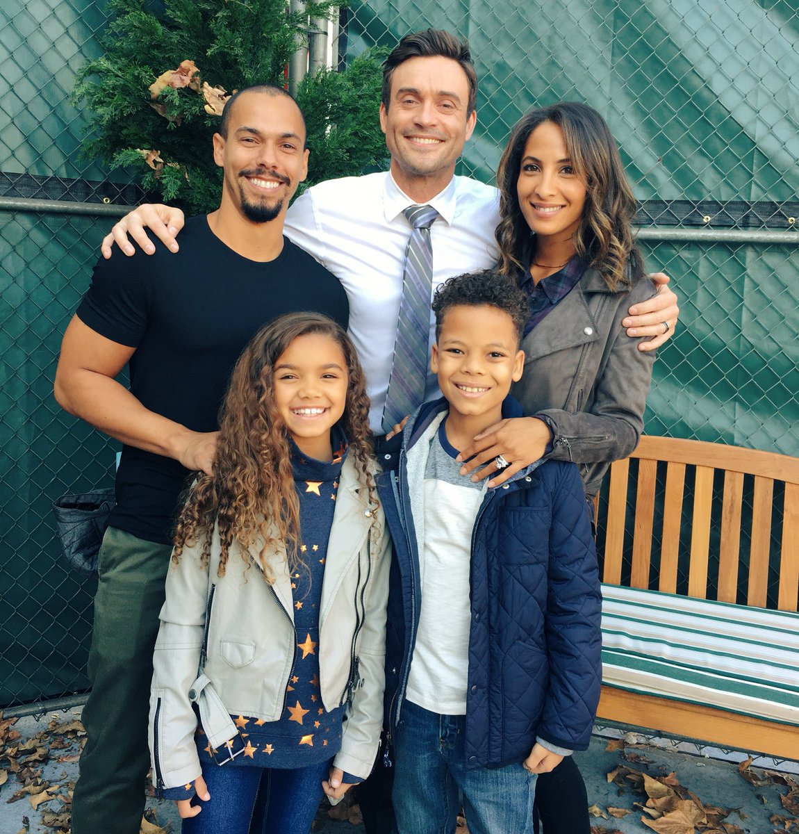 Devon (Bryton James), Cane (Daniel Goddard), Lily (Christel Khalil), Mattie (McKenna Roberts) et Charlie (Aidan Clark) 