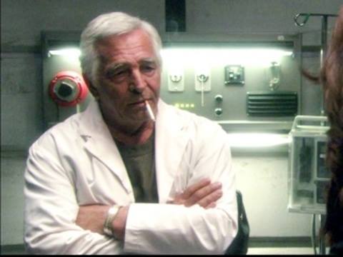 Dr Cottle (Donnelly Rhodes) dans 