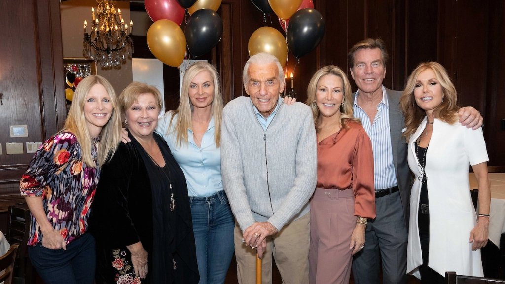 Lauralee Bell, Beth Maitland, Eileen Davidson, Jerry Douglas, Kym Douglas, Peter Bergman et Tracey E. Bergman en octobre 2021