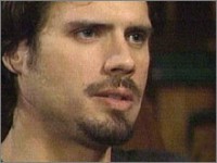 Nicholas Christian (Joshua Morrow) ne peut s'empêcher de penser à Phyllis. Les Feux de l'Amour, épisode 8344 (20 décembre 2013, TVA)