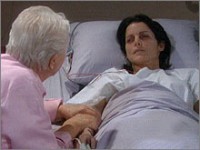 Felicia (Lesli Kay) ouvre les yeux. Top Models, épisode 4775 (27 juin 2007, RTL9)