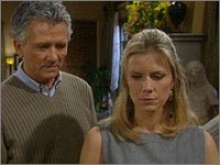 Stephen (Patrick Duffy) tente de convaincre Brooke (Katherine Kelly Lang) de rester avec Ridge (Ronn Moss). Top Models, épisode 4789 (17 juillet 2007, RTL9)