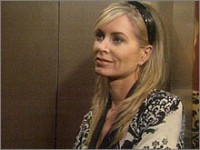 Ashley (Eileen Davidson) est coincée dans l'ascenseur avec  Will (Ted Shackelford) Les Feux de l'Amour, épisode 8373 (24 avril 2006, CBS)