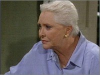 Stephanie (Susan Flannery) soutient Felicia (Lesli Kay). Top Models, épisode 4796 (26 juillet 2007, RTL9)