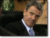Victor (Eric Braeden) reprend Neil (Kristoff St. John). Les Feux de l'Amour, épisode 7517 (26 novembre 2002, CBS)