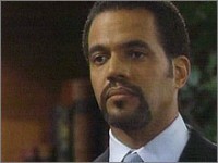 Neil (Kristoff St. John) est fier de Devon (Bryton McClure). Les Feux de l'Amour, épisode 8401 (1 juin 2006, CBS)