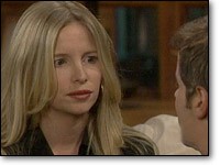 Christine (Lauralee Bell Martin) se méfie de Michael. Les Feux de l'Amour, épisode 7586 (11 mars 2003, CBS)