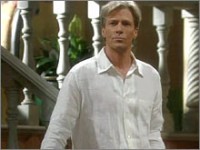 Nick (Jack Wagner) entend Brooke et Donna qui discutent. Amour, Gloire et Beauté, épisode 4856 (3 septembre 2008, FRANCE2)