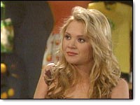 Brittany (Lauren Woodland) est intriguée par Bobby. Les Feux de l'Amour, épisode 7646 (6 juin 2003, CBS)