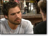 Nicholas (Joshua Morrow) écoute le plan de Jack. Les Feux de l'Amour, épisode 7648 (17 mai 2011, TVA)