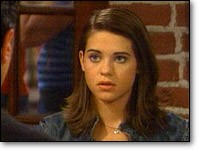 Colleen (Lyndsy Fonseca) suit du regard Anita. Les Feux de l'Amour, épisode 1977 (19 septembre 2006, RTBF)