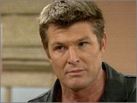Thorne (Winsor Harmon) questionne le lieutenant Baker. Top Models, épisode 4879 (11 décembre 2007, RTL9)