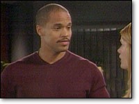 Damon (Keith Hamilton Cobb) donne quelques détails intéressants à Phyllis. Les Feux de l'Amour, épisode 1985 (27 septembre 2006, RTBF)