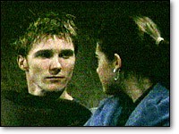 Jeffrey Todd (Thad Luckinbill) et Colleen décident de camper pour la nuit. Les Feux de l'Amour, épisode 4402 (6 décembre 2006, TF1)