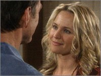 Sharon (Sharon Case) est heureuse d'être à Antigua avec Jack. Les Feux de l'Amour, épisode 5218 (4 septembre 2009, RTS)