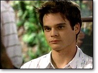 Kevin (Greg Rikaart) rencontre J.T. et Colleen. Les Feux de l'Amour, épisode 7690 (7 août 2003, CBS)