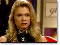 Brittany (Lauren Woodland) va parler à Raul. Les Feux de l'Amour, épisode 7699 (20 août 2003, CBS)