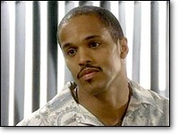 La loyauté de Damon (Keith Hamilton Cobb) envers Jabot est remise en question. Les Feux de l'Amour, épisode 7703 (26 août 2003, CBS)