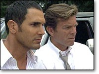 Brad (Don Diamont) et Jack arrivent sur les lieux de l'accident. Les Feux de l'Amour, épisode 2034 (22 novembre 2006, RTBF)