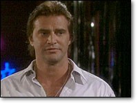 Bobby (John Enos III) essaye de convaincre Brittany de rester. Les Feux de l'Amour, épisode 2035 (23 novembre 2006, RTBF)