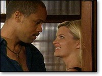 Damon (Keith Hamilton Cobb) plait à Victoria. Les Feux de l'Amour, épisode 2040 (29 novembre 2006, RTBF)