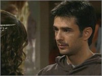 Korbel (Eyal Podell) réconforte Colleen. Les Feux de l'Amour, épisode 2834 (4 novembre 2009, RTBF)