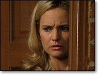Sharon (Sharon Case) surprend la conversation de Brad et Nikki. Les Feux de l'Amour, épisode 4464 (15 novembre 2006, RTS)