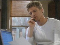 J.T. (Thad Luckinbill) parle à Colleen de ses découvertes. Les Feux de l'Amour, épisode 2854 (2 décembre 2009, RTBF)