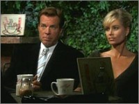 Jack (Peter Bergman) et Ashley exigent que Gloria n'utilise plus le nom des Abbott. Les Feux de l'Amour, épisode 8532 (7 décembre 2006, CBS)