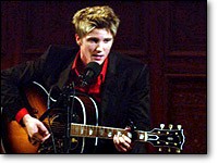 Jeffrey Todd (Thad Luckinbill) chante pour Colleen. Les Feux de l'Amour, épisode 4559 (29 juin 2007, TF1)