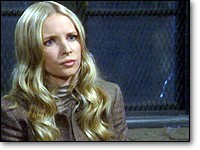 Christine (Lauralee Bell Martin) interroge Victor. Les Feux de l'Amour, épisode 7782 (19 décembre 2003, CBS)