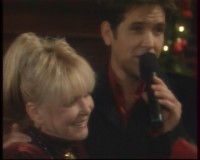 Gina (Patty Weaver) et Danny interprètent des chants de Noël. Les Feux de l'Amour, épisode 2112 (19 février 2007, RTBF)