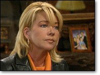 Nikki (Melody Thomas Scott) est certaine que Sharon cache quelque chose. Les Feux de l'Amour, épisode 7795 (9 janvier 2004, CBS)