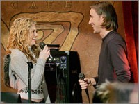 Phoebe (Mackenzie Mauzy) et Rick chantent ensemble à nouveau. Top Modèles, épisode 5001 (24 juillet 2009, TVA)
