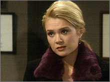 Brittany (Lauren Woodland) rencontre le détective Lacerra. Les Feux de l'Amour, épisode 4795 (27 mai 2008, TF1)