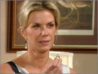 Brooke (Katherine Kelly Lang) rend sa bague de fiançailles à Ridge. Amour, Gloire et Beauté, épisode 5027 (1 mai 2009, FRANCE2)