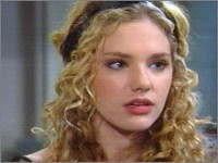 Phoebe (Mackenzie Mauzy) se sent coupable. Amour, Gloire et Beauté, épisode 5031 (7 mai 2009, FRANCE2)