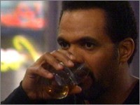 Neil (Kristoff St. John) se tourne vers la bouteille. Les Feux de l'Amour, épisode 8616 (5 février 2015, TVA)
