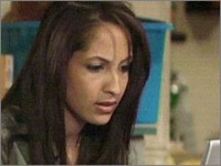 Lily (Christel Khalil) découvre "Strangers By Night" sur le web. Les Feux de l'Amour, épisode 8621 (12 février 2015, TVA)