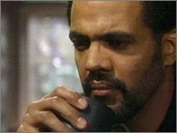 Neil (Kristoff St. John) se sert encore un verre. Les Feux de l'Amour, épisode 2949 (15 avril 2010, RTBF)