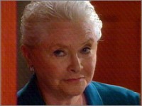 Stephanie (Susan Flannery) jette un oeil discrètement. Amour, Gloire et Beauté, épisode 5045 (28 mai 2009, FRANCE2)