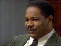 Le Lieutenant Baker (Dan Martin) passe voir Ridge à son bureau. Top Models, épisode 5046 (22 août 2008, RTL9)