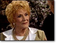 Katherine (Jeanne Cooper) est prise à part par Todd. Les Feux de l'Amour, épisode 7878 (17 février 2012, TVA)