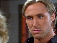 Rick (Kyle Lowder) réconforte Phoebe. Top Models, épisode 5051 (29 août 2008, RTL9)