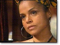 Drucilla (Victoria Rowell) demande à Neil de se souvenir du bonheur de Lily. Les Feux de l'Amour, épisode 2211 (11 juin 2007, RTBF)