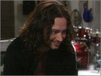 Constantine (Constantine Maroulis) découvre Phoebe sur internet. Top Models, épisode 5059 (10 septembre 2008, RTL9)