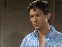 Daniel (Michael Graziadei) supplie Lily de le pardonner. Les Feux de l'Amour, épisode 8652 (27 mars 2015, TVA)